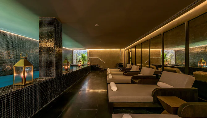 Piscine intérieure chauffée, ambiance temporaire du futur Spa Calista